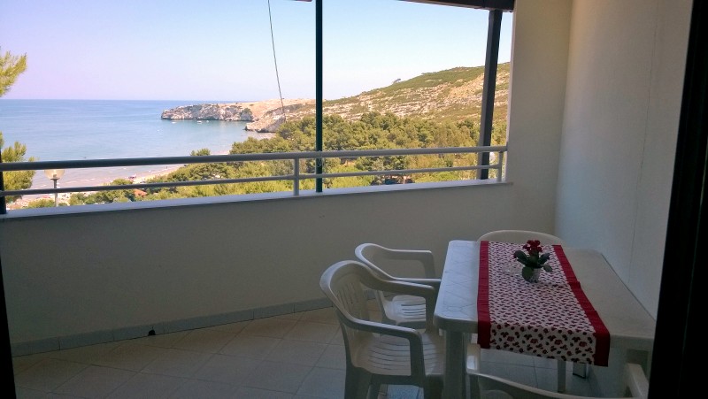 Veranda Appartamento trilocale  6 posti letto al pian realzato  con angolo cottura sulla veranda